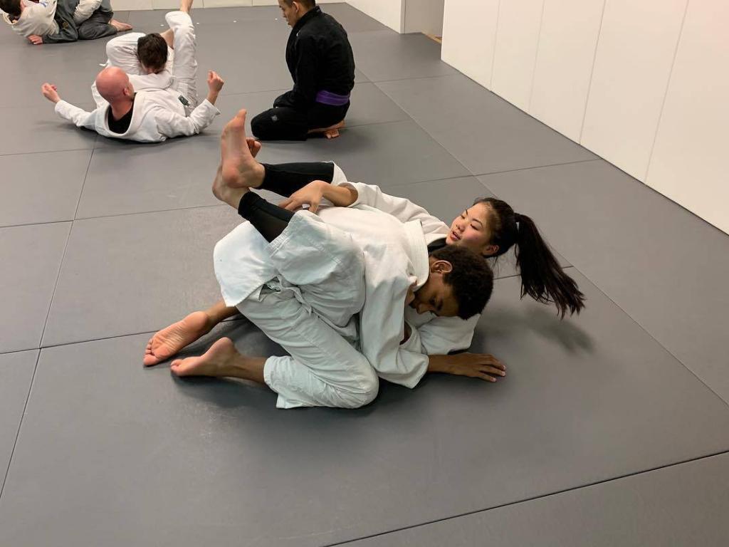 Females Training Jiu Jitsu